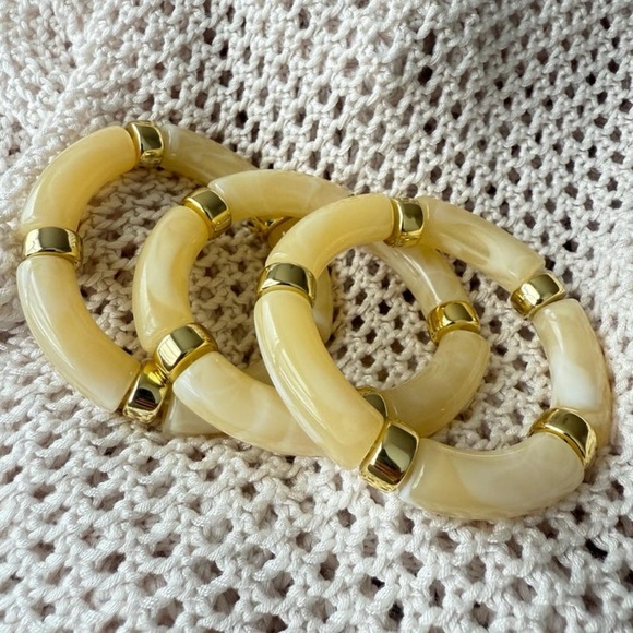 Elegant Cream and Gold Resin Bracelet Set - Picture 8 of 10